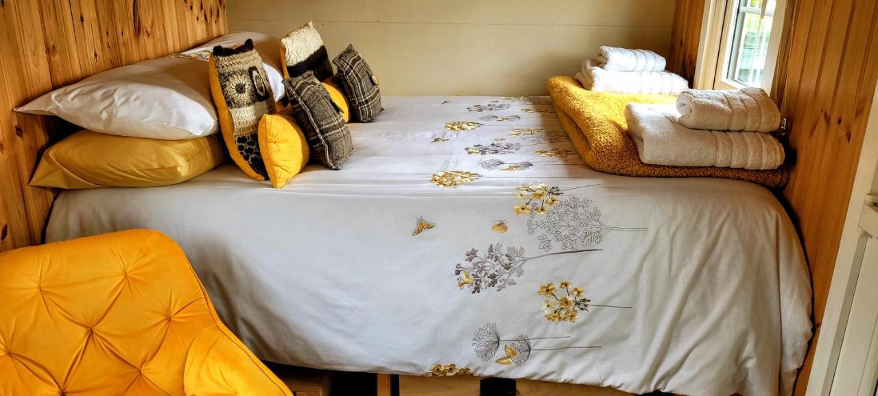 Small Cozy Shepherd Hut 20 By 7 Feet With Boxed In High Double Bed Balmacara Ngoại thất bức ảnh